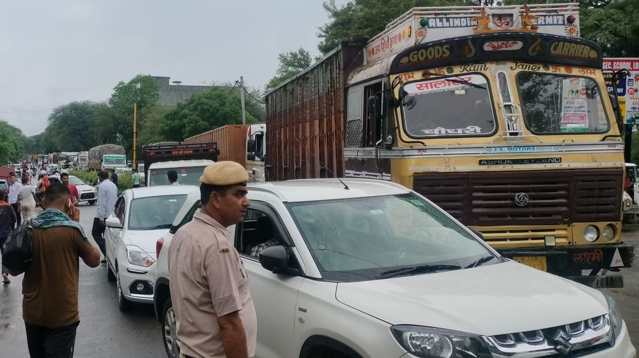 Two highways jammed for one hour in protest against police attitude