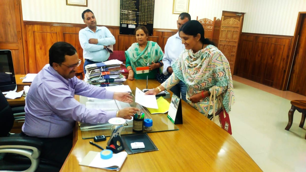 The condition of Kalhog school is bad, SMC submitted memorandum to the Deputy Commissioner