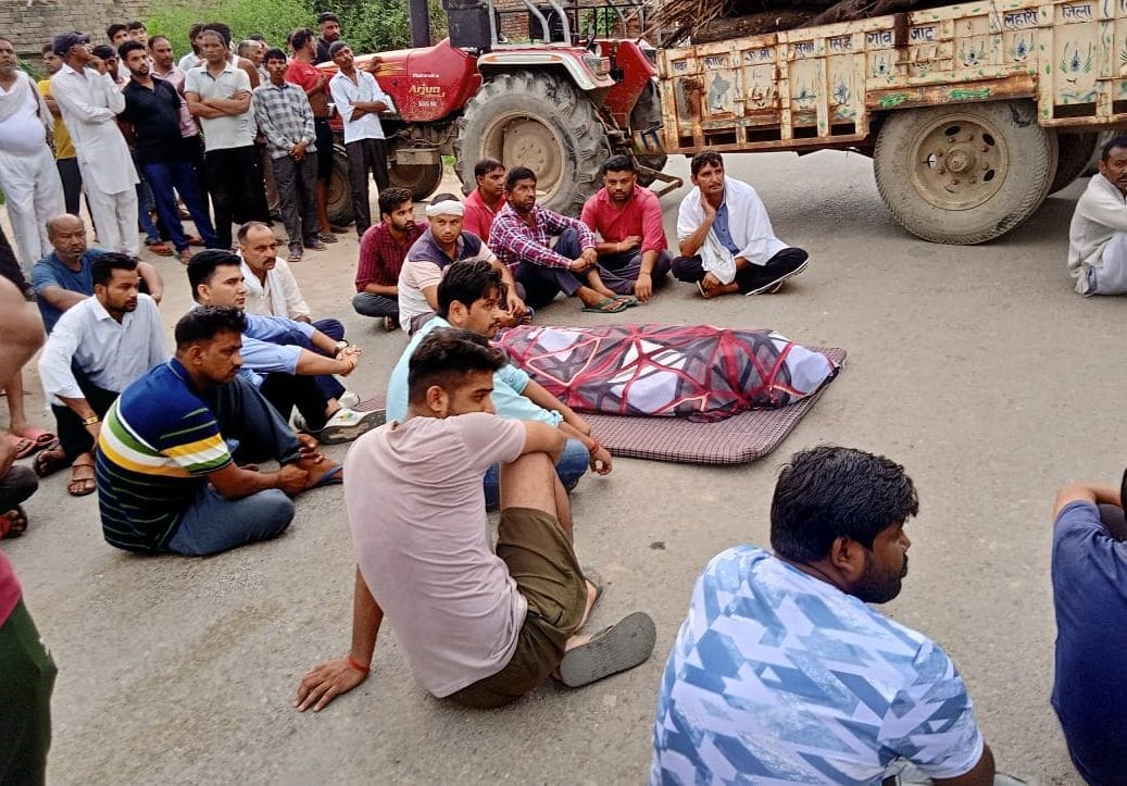 Demanding action, the villagers blocked the dead body of the youth on the road