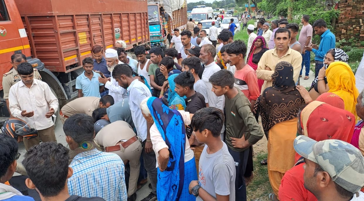 Two accidents happened at the same place at a gap of 17 hours in village Sikandpur on the National Highway