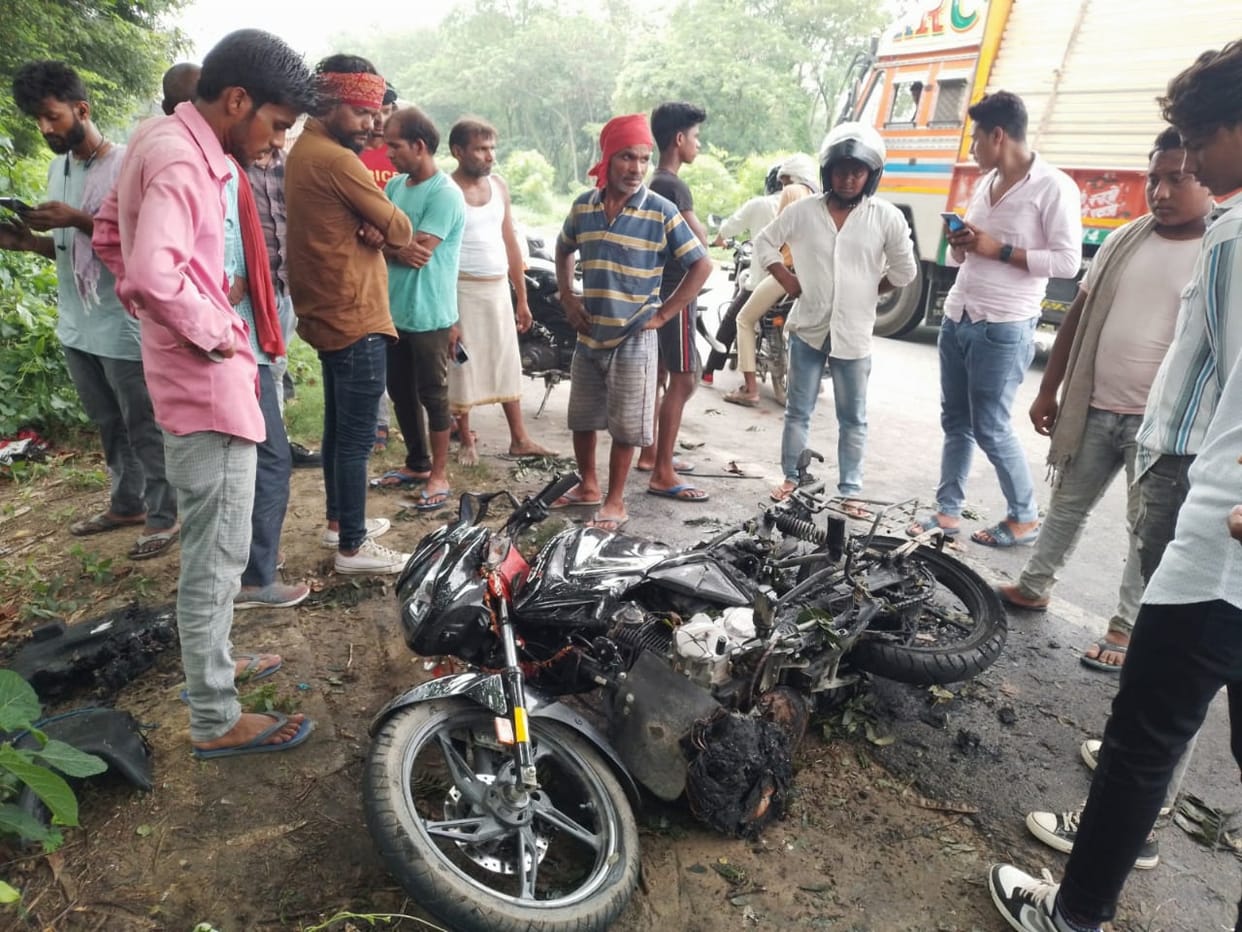 A moving bike caught fire, the bike rider saved his life by jumping