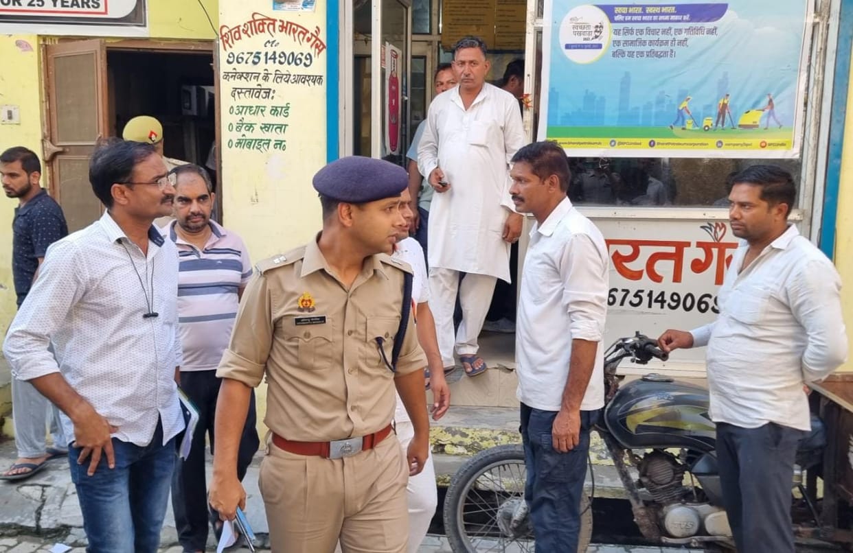 The miscreants looted 2.70 lakhs at the gas agency in broad daylight