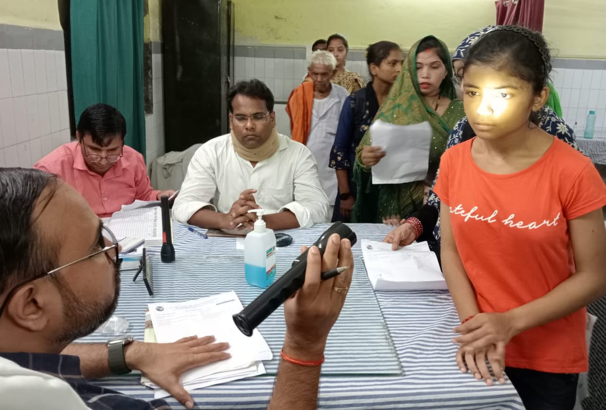 Attack of pink eye infection, lot of children suffering