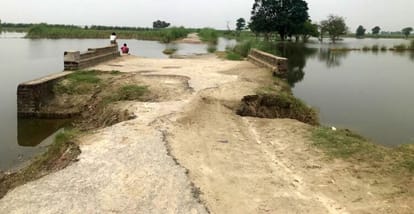 Water "drinks" the roads, life in trouble