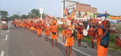 Budaun News: हाईवे पर कांवड़ियों की धूम.. गंगाघाट पर किया कांवड़ पूजन Dhoom of Kanwaris on the highway .. Kanwar worshiped at Gangaghat