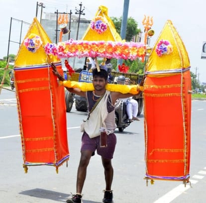 Kanwariyas danced on Bhole's hymns, took out tableaux