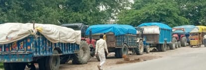 Caught five tractor-trolleys carrying sand