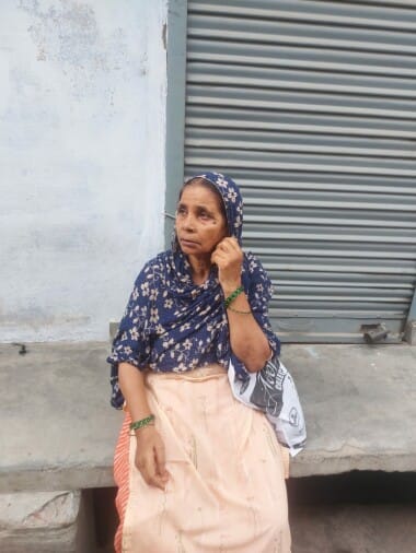 The thugs took away the gold rings of the old woman who came to the market