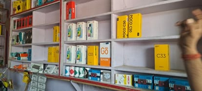 They took away property worth two lakh rupees by wearing a mask.