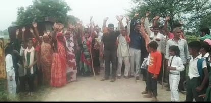 Women came on the road with children to remove liquor contract