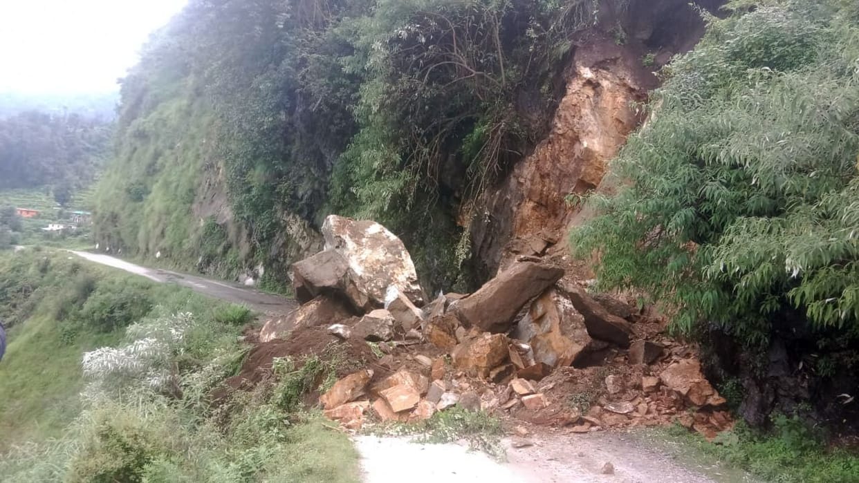 Pithoragarh-Tawaghat road closed due to breakdown of road near Naya Basti