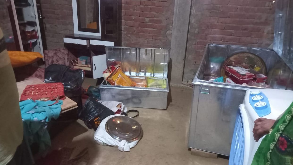 Lakhs of cash and jewelry stolen from two houses