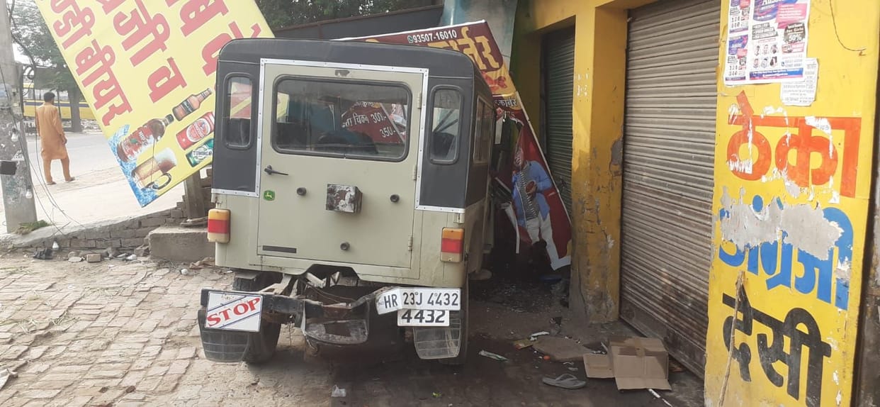 Jeep-trolley coming from Dabwali to Jakhal collided with pole, one laborer killed, 11 injured