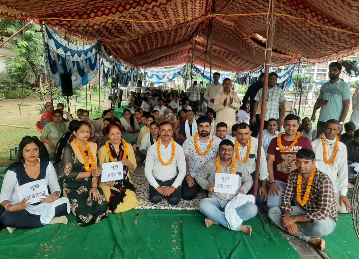 Tributes paid to the martyrs of Kargil at the protest site, personnel