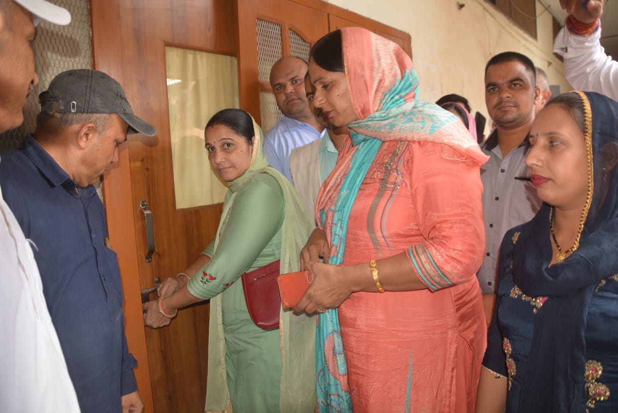 Councilors locked the office of Chairman Bakshiram, also took out the employees from the rooms