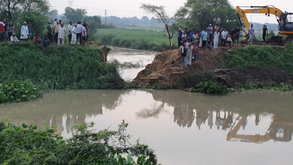 Water filled in 50 acres due to breaking of drain number eight passing through Nindana