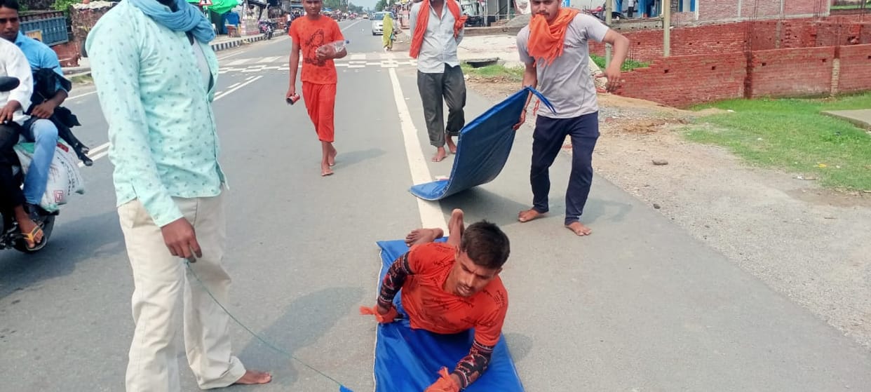 Kanwariya walking on stomach to get darshan of Bhole