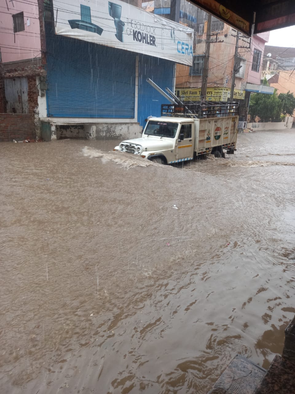 30 mm of rain in an hour in the city, two to two and a half feet of water in the main markets