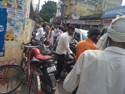 Daily jam in front of Tehsil