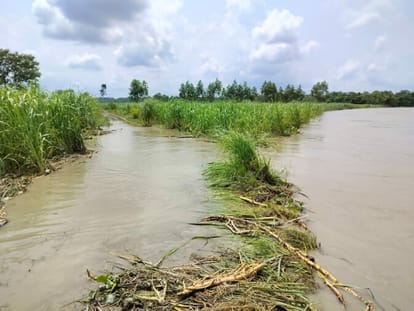 Villagers dig drain, flood threat averted in Chandia Hazara