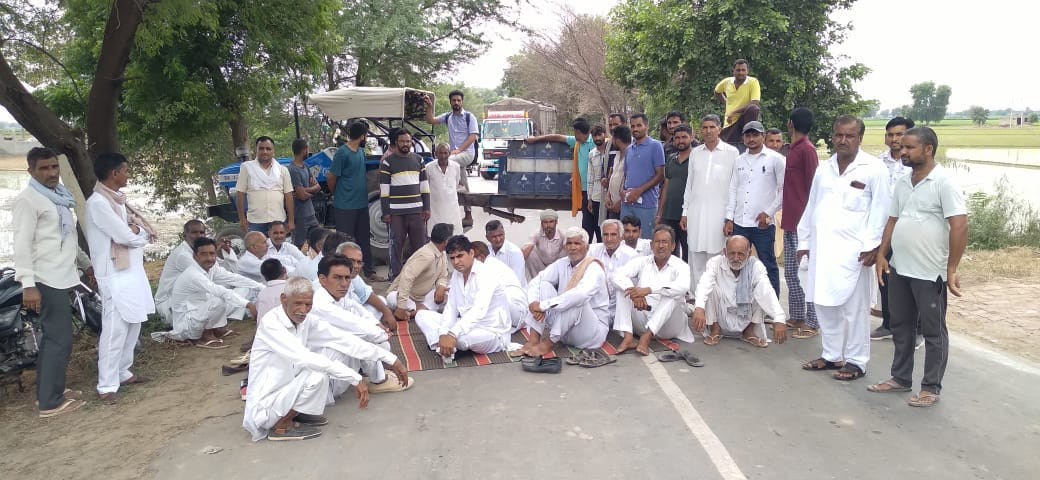 Farmers blocked the main road from Ellenabad to Nohar