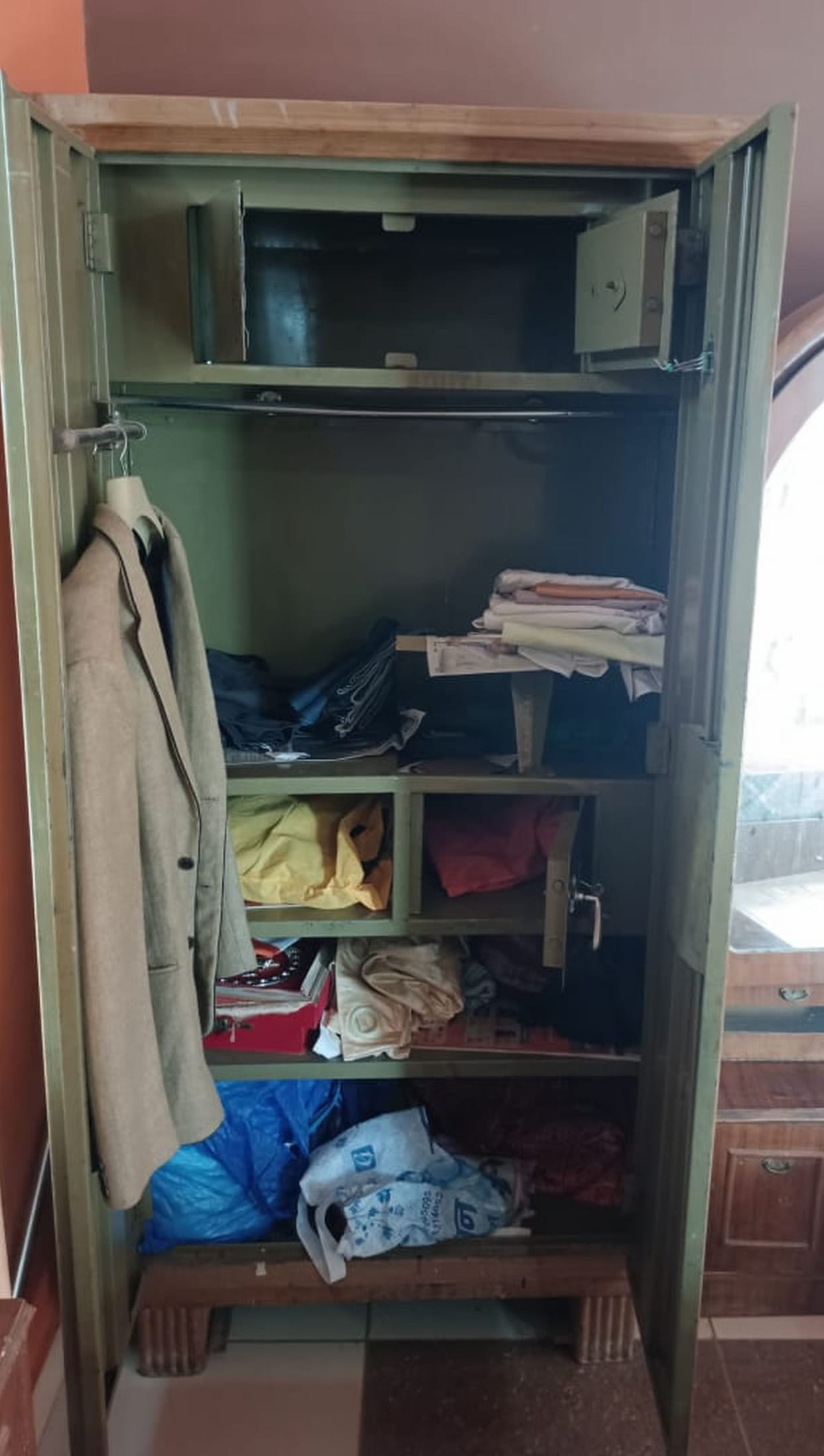 The family kept sleeping in the house, thieves cleaned their hands on cash and jewelry