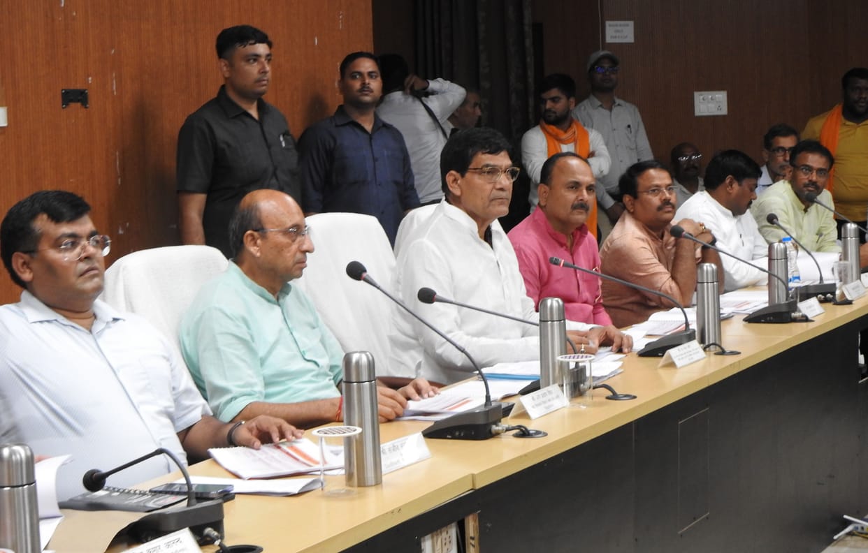 Take action against those who take salary without duty
