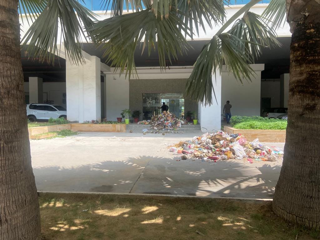 Garbage was brought in vehicles and dumped outside the Municipal Corporation