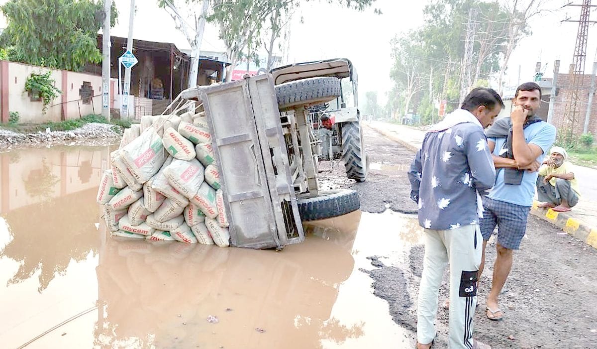 A trolley full of cement overturned in a pit made in the middle of the water