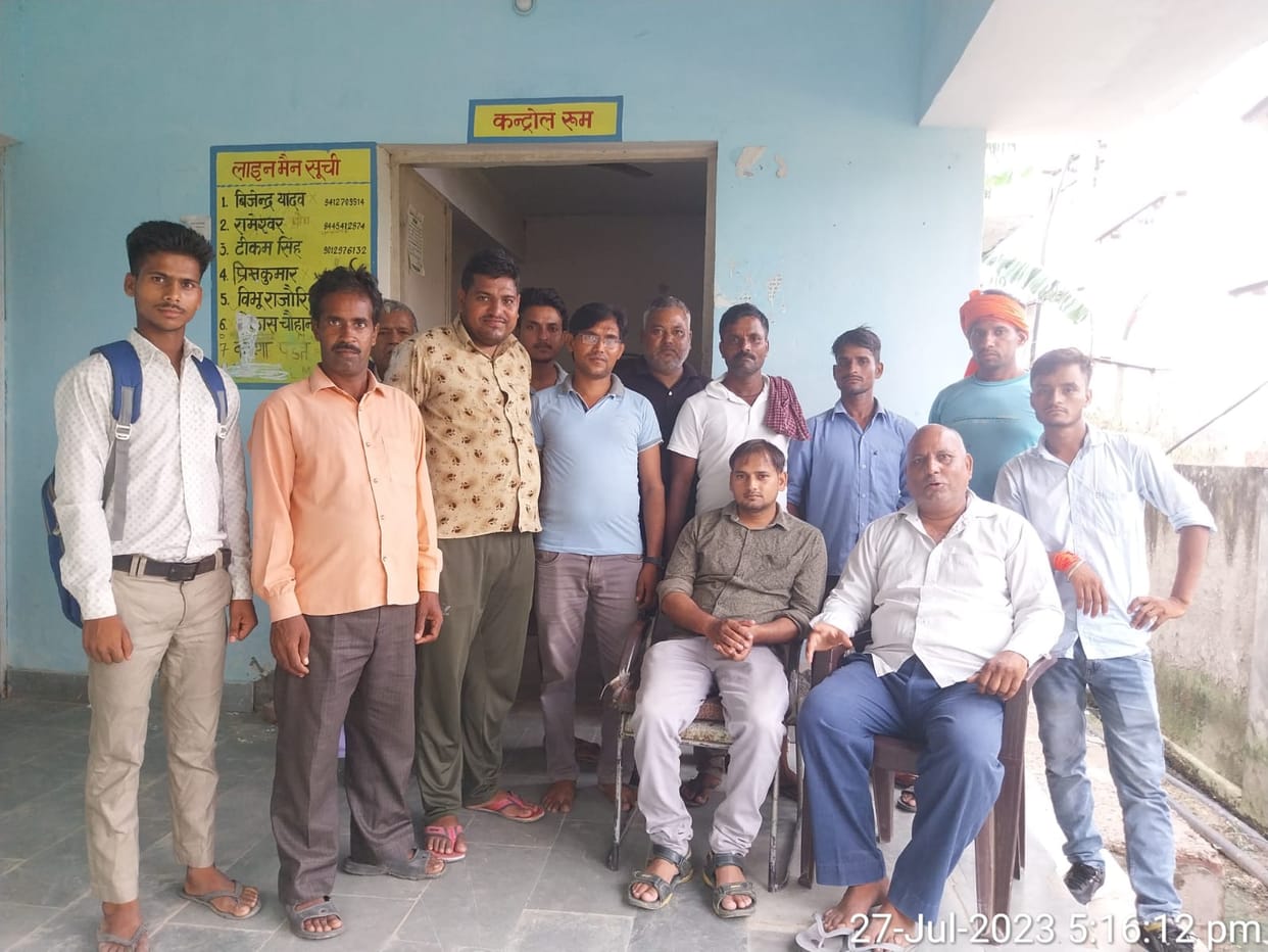 Farmers surrounded the junior engineer, heard the lies