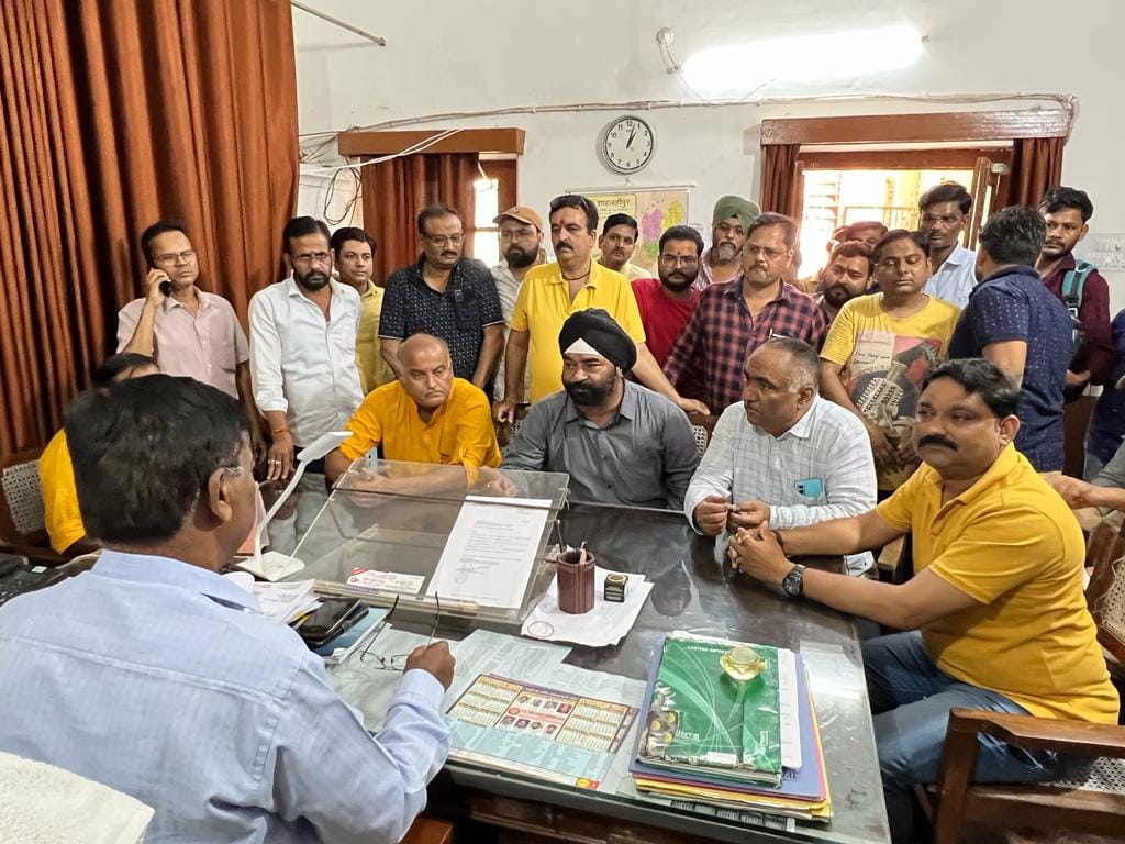 Traders surrounded the executive engineer on power crisis