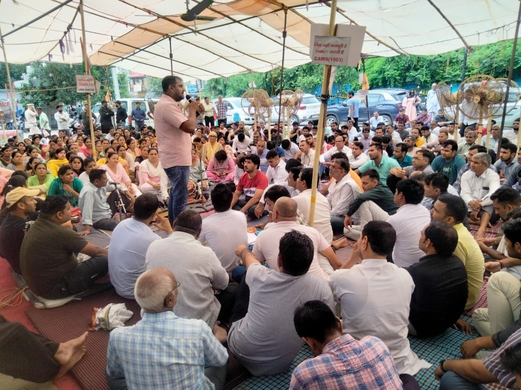 Demand of striking clerks conversation with the government should be shown live to the public