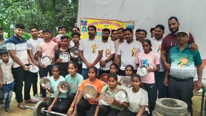 Girls Mahima in 40 kg and Nikita first in 45 kg weight category