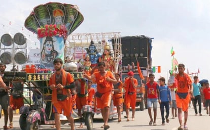 The number of kanwariyas increased at Gangaghat, chanted