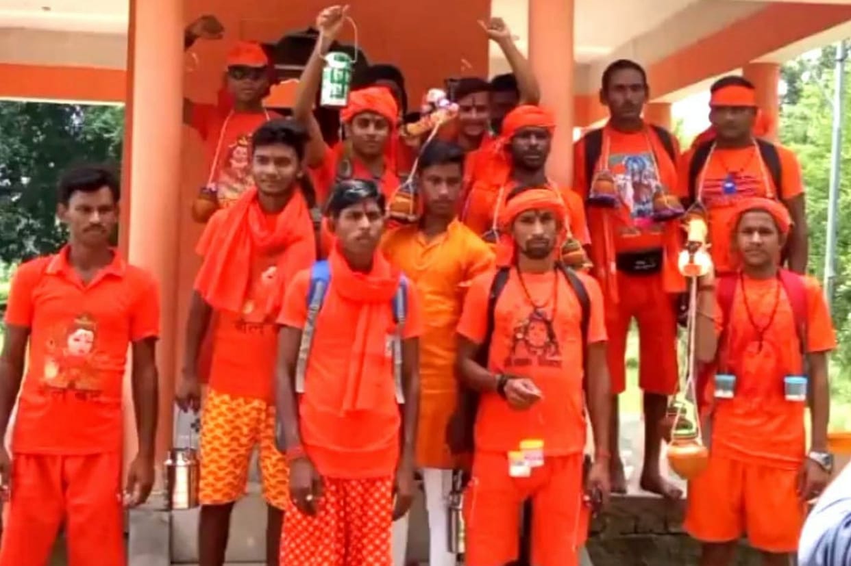 Kanwariyas left for Ayodhya to offer water