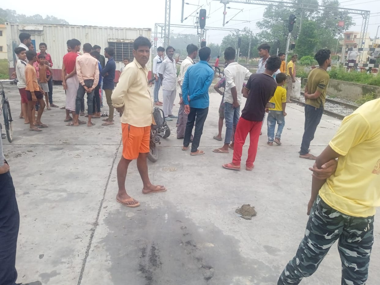 Mentally retarded person climbed on the electric pole and died due to electrocution.