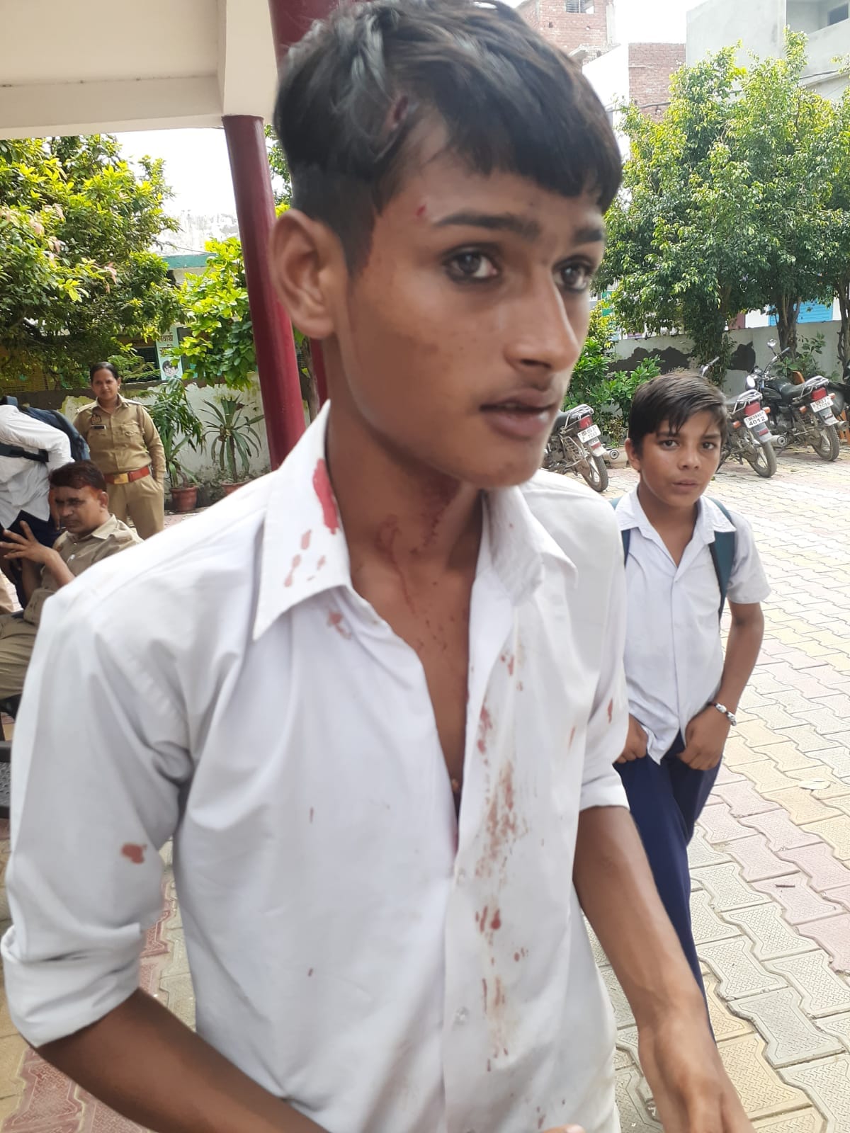 Entering the college, high school student was chased and beaten