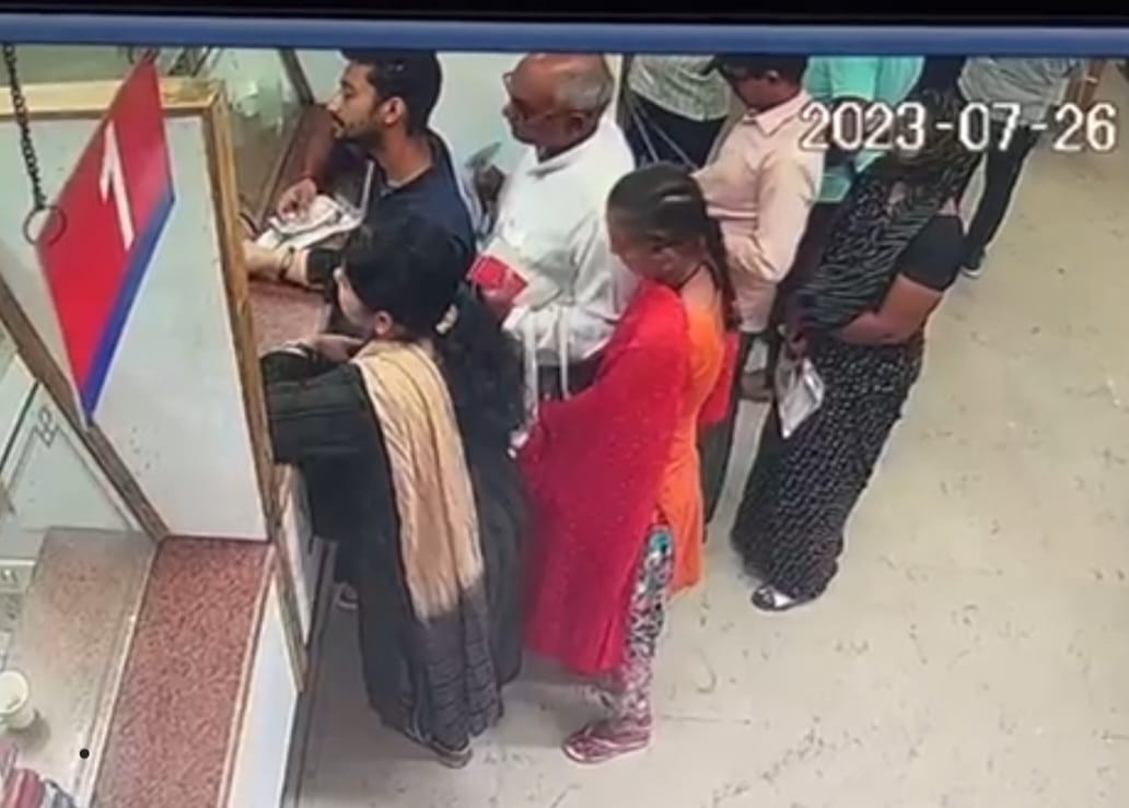 40 thousand rupees removed from a person's bag, video went viral on social media