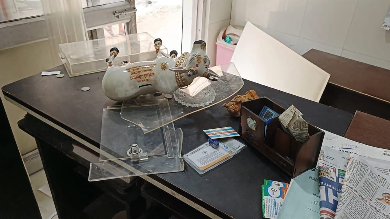 Theft in two houses, Atal Seva Kendra and medical store
