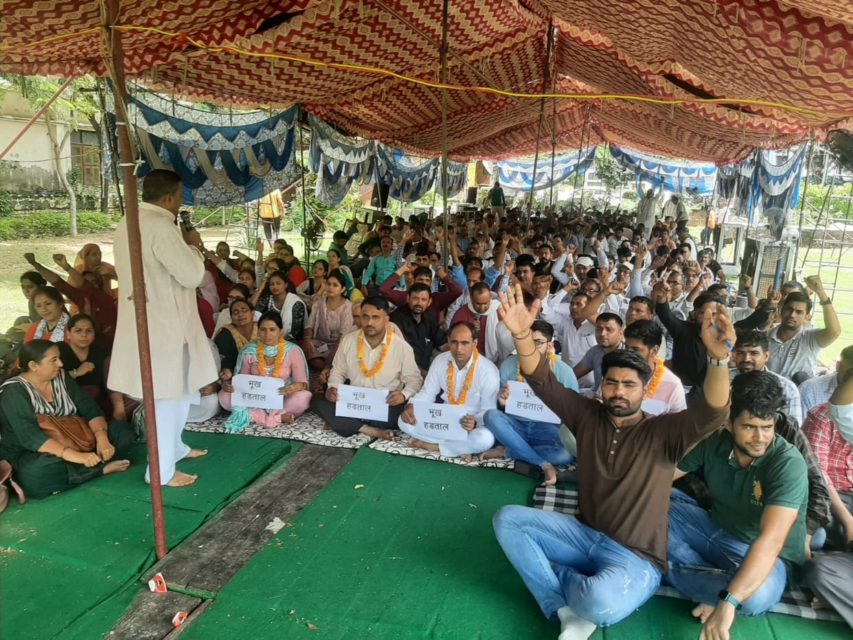 Clerks sitting on strike said - no one is afraid of no work no pay letter