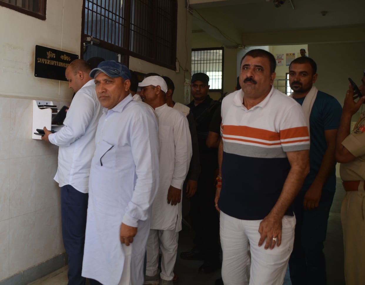 SP Nitika Gehlot summoned both the parties on Friday after the dispute between the councilors and the chairman reached the police station.