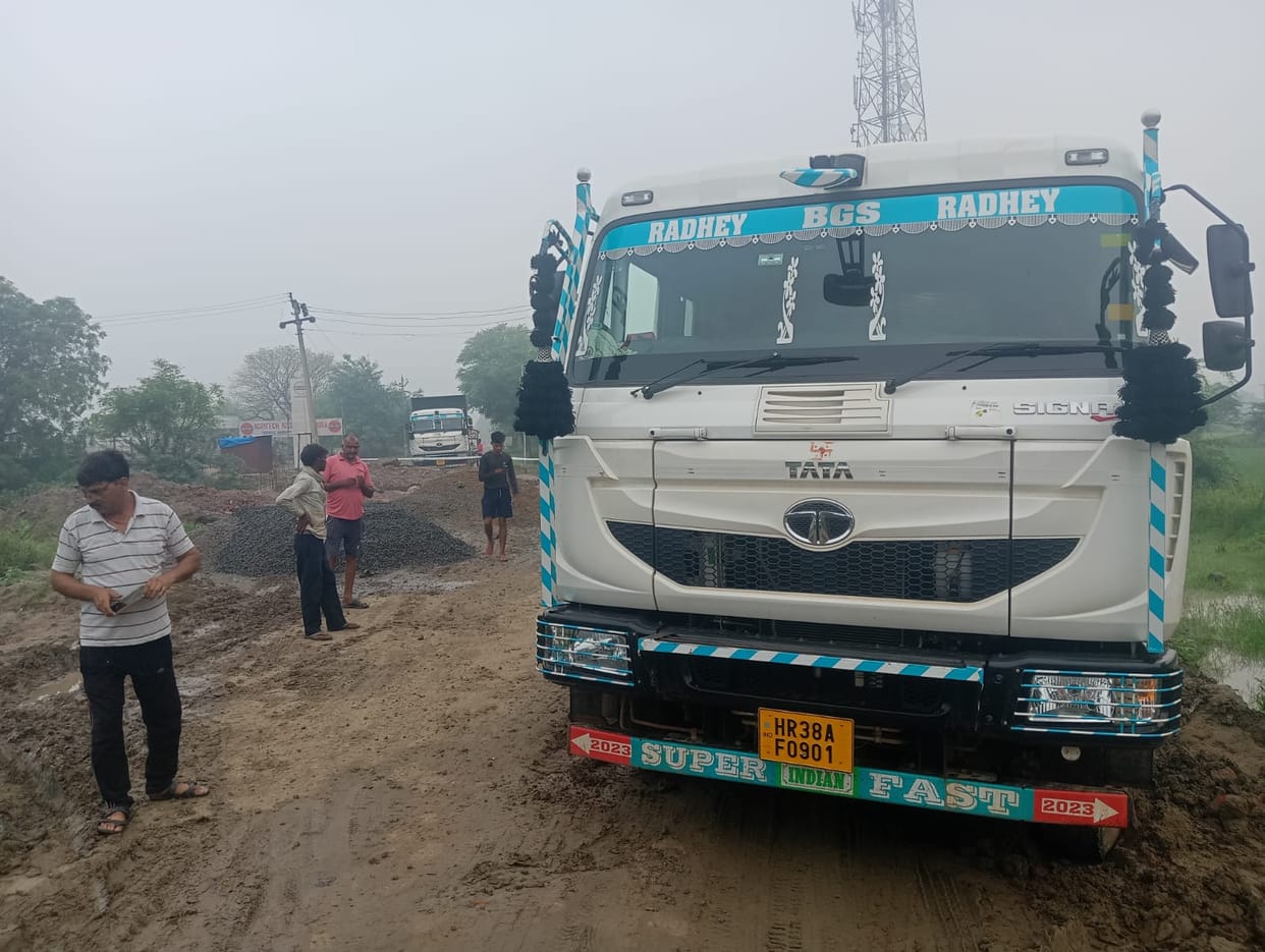 Truck stuck on Badhal Sasni-Iglas road, road blocked