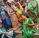 खेसरहा क्षेत्र के बेलहरा के टोला भगतपुरवा गांव में रोते बिलखते मृतक धनंजय मिश्र के परिजन