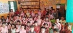सलेमपुर में प्रधानमंत्री का संबोधन सुनते बच्चे