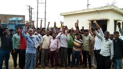 Villagers demonstrated due to power crisis in Didhoni