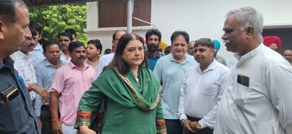 Maneka Gandhi expressed condolences by reaching Bela Pokhara farm