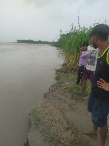 Cutting is not stopping, now eight bigha sugarcane crop is in the river