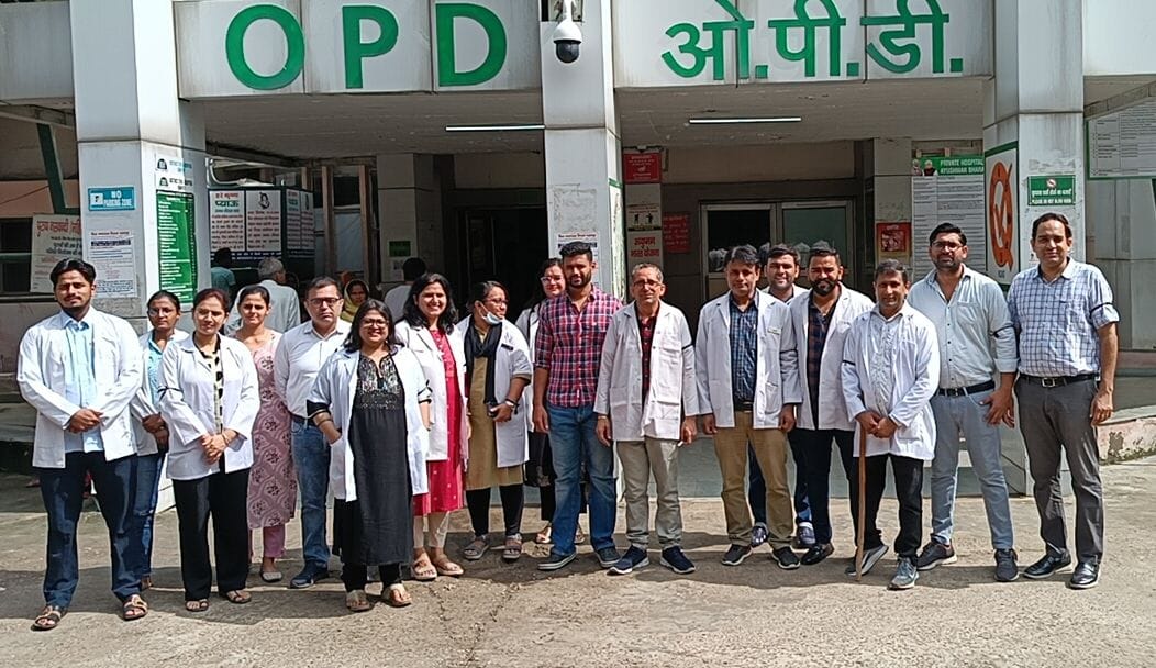 Doctors put black badges in the hospital and set up OPD