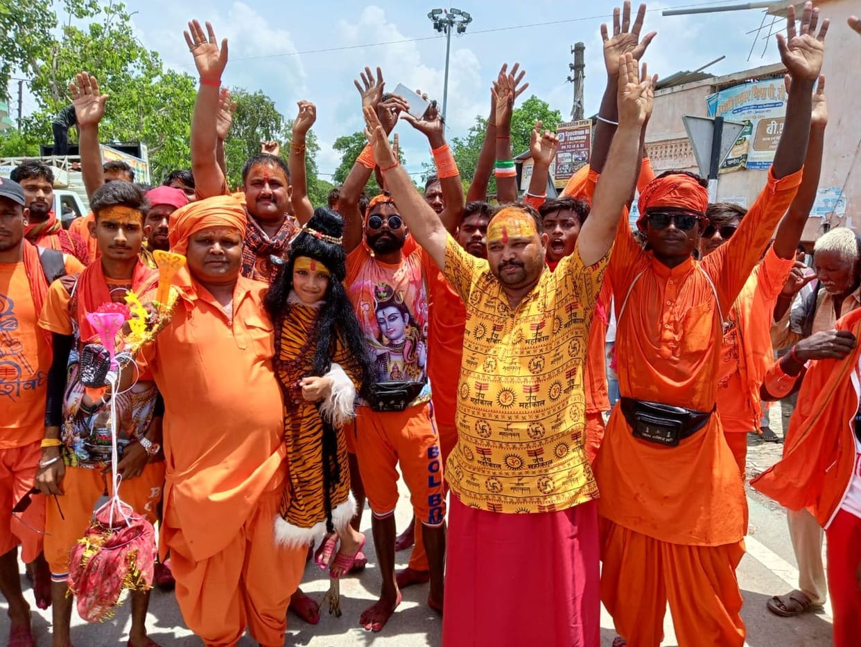 Kanwariyas left for Nageshwar Nath Dham