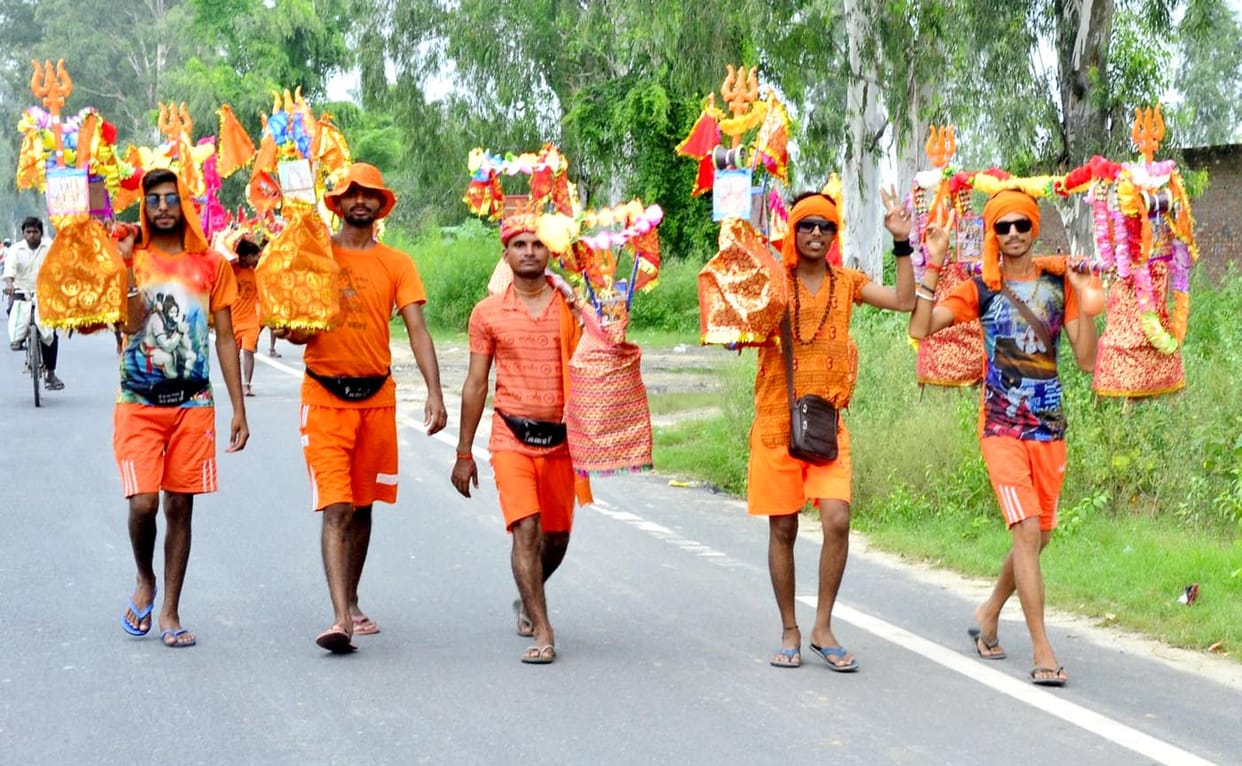 Highway buzzing with Shiva devotees who came out after worshiping Kanwar